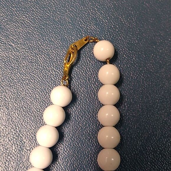 Vintage Yellow and White Graduated Beaded Plastic/Resin/Lucite Necklace - Picture 3 of 8